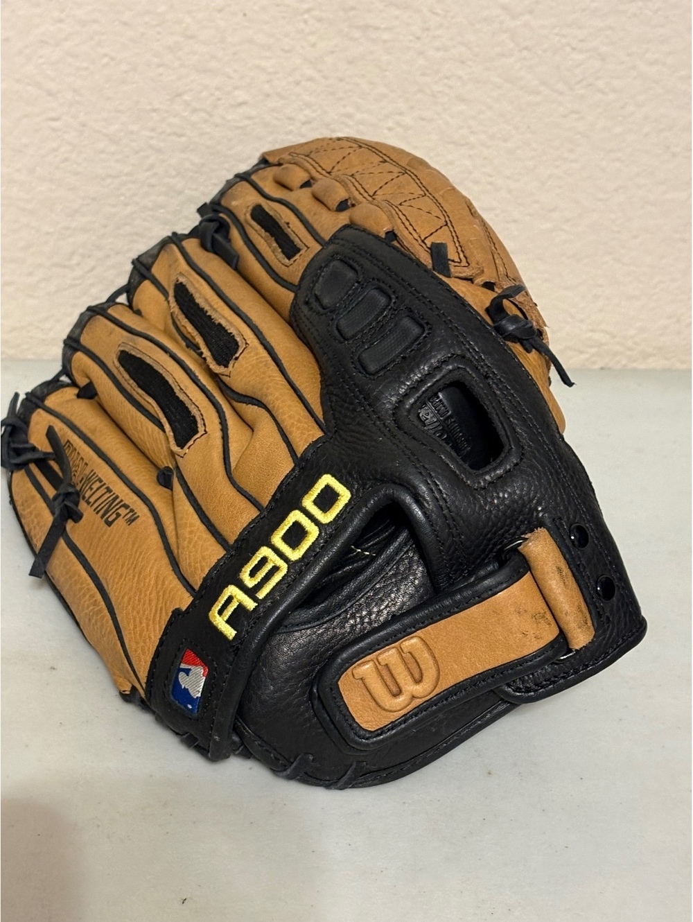 Wilson A900 Baseball Glove 12.5 Inch Right Hand Throw
